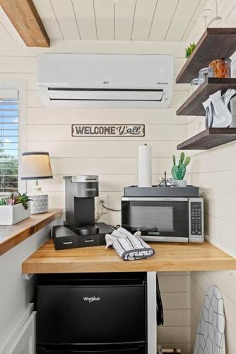 Una cocina o cocineta en New The Perry Cozy Container Home