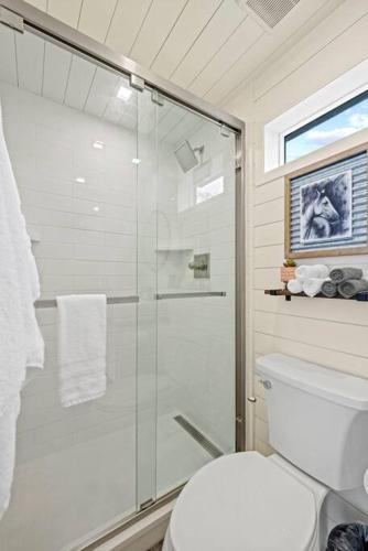 Un baño de New The Perry Cozy Container Home