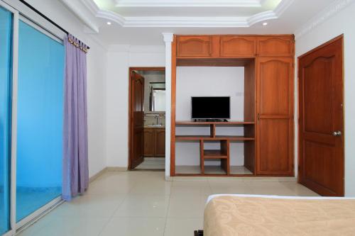 Una televisión o centro de entretenimiento en Hotel Abi Inn By GEH Suites