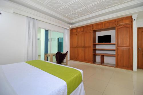 Una televisión o centro de entretenimiento en Hotel Abi Inn By GEH Suites