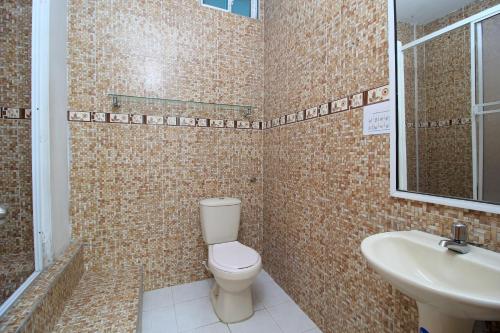 Un baño de Hotel Abi Inn By GEH Suites