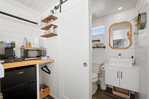 uma pequena casa de banho com lavatório e WC em New The Saguaro-Tiny Shipping Container Home em Fredericksburg