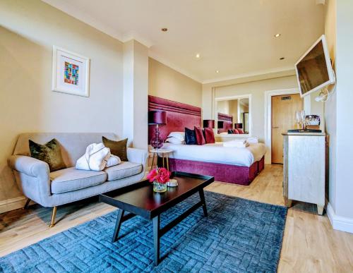 une chambre d'hôtel avec un lit, un canapé et une table dans l'établissement Bayswell Park Hotel, à Dunbar
