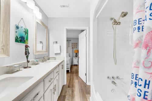 Un baño blanco con dos lavabos y una ducha. en 200 Steps to the Beach, en Destin