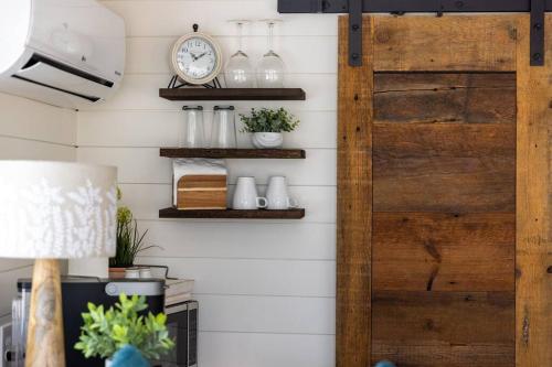 New The Wildflower Cozy Container Homeにあるキッチンまたは簡易キッチン