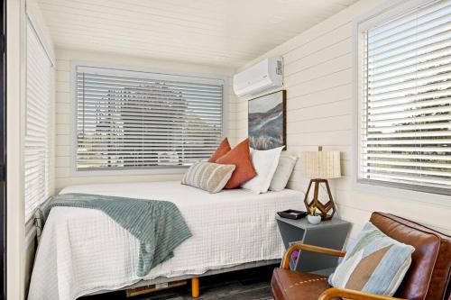 1 dormitorio con cama y ventana en New The Sunset Luxury Container Home en Fredericksburg