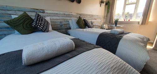2 Betten in einem Zimmer mit in der Unterkunft Arundel Comfort En Suite Twin Friends & Family in Arundel
