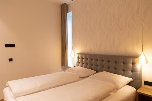 Un dormitorio con dos camas y una ventana. en Luxury Apartment Villa Ortler, en Merano