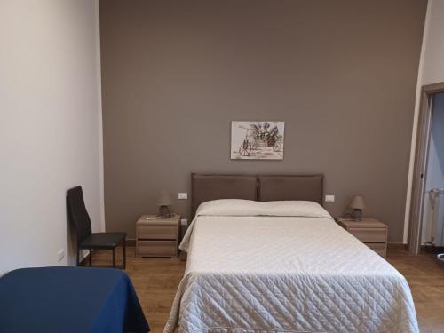 una camera da letto con un letto grande e una sedia di GIORGISA a Palermo