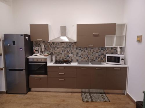 una cucina con frigorifero e fornello forno superiore di GIORGISA a Palermo