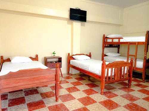Katil dua tingkat atau katil-katil dua tingkat dalam bilik di Hostal Eden