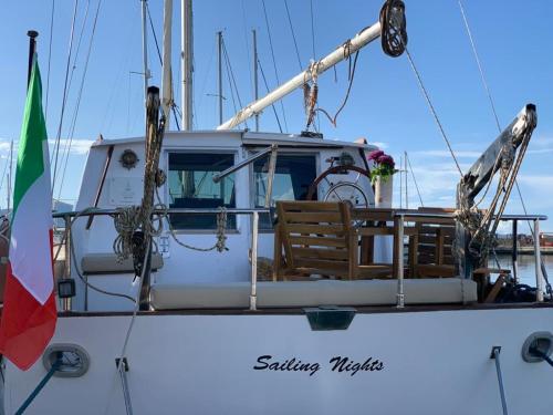 un barco con una cubierta con una bandera. en Sailing Nights Boat&breakfast, en Alghero