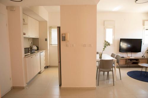 Η κουζίνα ή μικρή κουζίνα στο Two Bedrooms with Balcony Port & Beach TLV