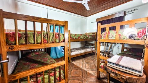 Habitación con 3 literas en una habitación en El Paraiso Apart Hotel en Puerto Iguazú