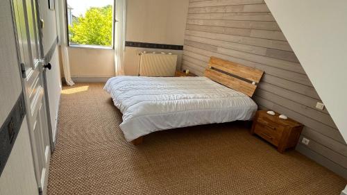 une petite chambre avec un lit et une fenêtre dans l'établissement Maison de maître. Calme, WIFI, Cour fermée., à Feuquières-en-Vimeu