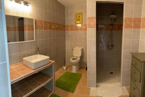 y baño con lavabo y aseo. en Cottage OVERLORD - 6 personnes - Plages du débarquement, en Formigny