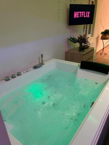 Photo de la galerie de l'établissement Détente au bord de Forêt avec Spa Balnéo et Sauna PRIVÉ, à Fontenoy