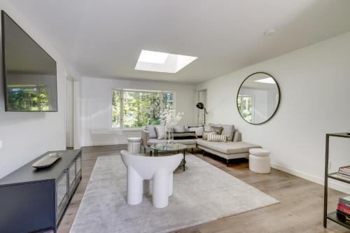 Fotografie z fotogalerie ubytování Modern Home 3 Miles to Woodinville Wine Country! v destinaci Woodinville