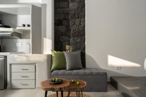 ein Wohnzimmer mit einem Sofa und einem Tisch in der Unterkunft Santa Mar ECO Suites in Karterados