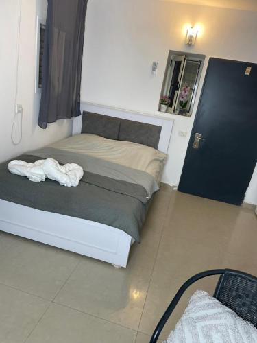 ein Schlafzimmer mit einem Bett mit zwei Handtüchern darauf in der Unterkunft יחידת נופש בעמק המעינות in Bet Scheʼan