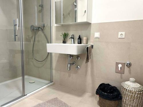 Donaublick Oasis: Stylische Wohnung