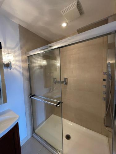 y baño con ducha y puerta de cristal. en Condos Vacances Orford Suite 1 chambre en Orford