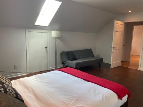 Un pat sau paturi într-o cameră la Condos Vacances Orford Suite 1 chambre