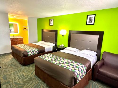 Katil atau katil-katil dalam bilik di Magnolia Motel Donaldsonville