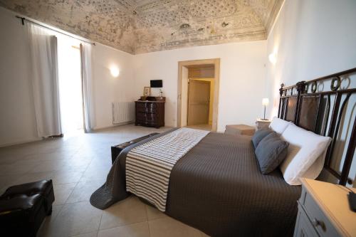 Una cama o camas en una habitación de Donna Elena
