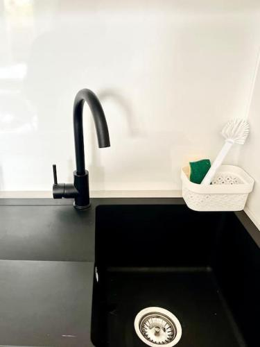 un évier de cuisine avec un évier noir sidx sidx sidx sidx dans l'établissement Le Loft de Barbizon, à Barbizon