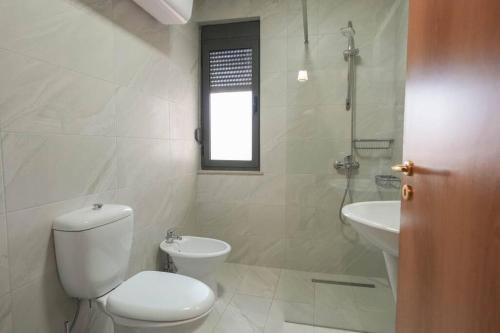 Ένα μπάνιο στο Staycation, City Center Apartment with balcony