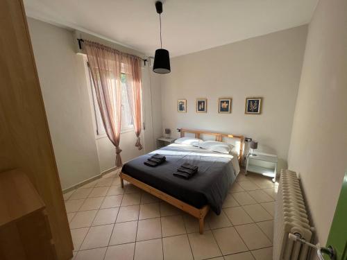um quarto com uma cama num quarto com uma janela em La Panoramica em Colazza