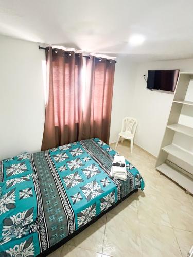 1 dormitorio con 1 cama y TV en una habitación en Pretty View Posada, en San Andrés