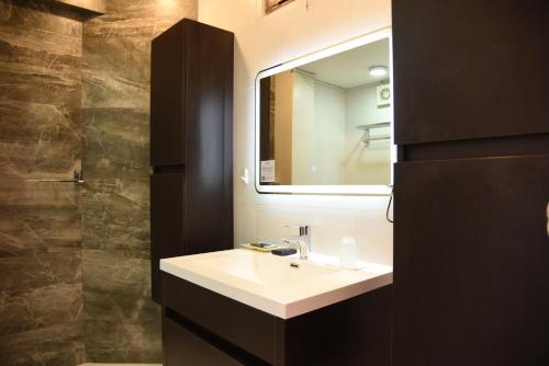 een badkamer met een wastafel en een spiegel bij Camino Plaza in Cochabamba