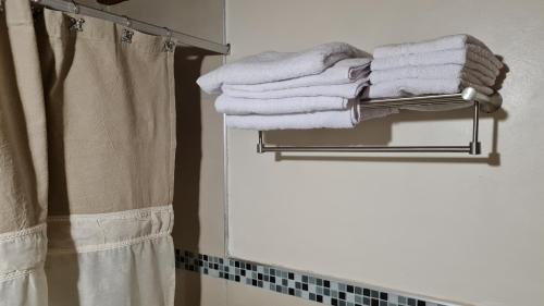 a pile of towels on a towel rack in a bathroom at PH Design Entre Pinos in San Carlos de Bariloche