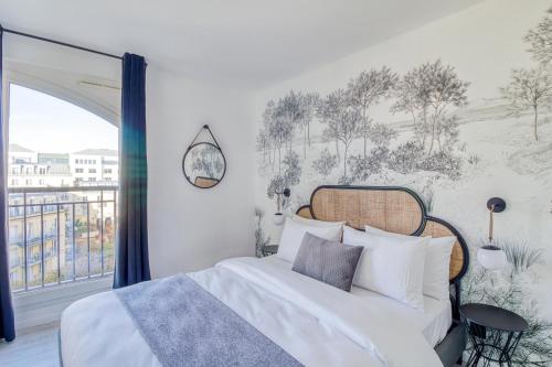 1 dormitorio con 1 cama y un mural en la pared en Appartement idéal pour 8 personnes près de Disneyland Paris #18, en Chessy