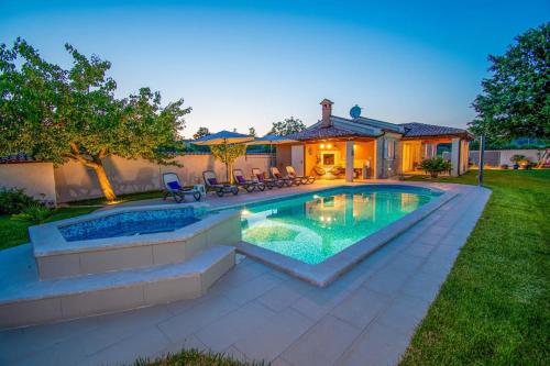 Charming Villa with Pool and Jacuzzi - by Istrabook
