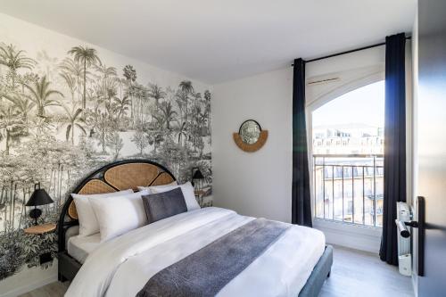 1 dormitorio con 1 cama con papel pintado tropical en Appartement idéal pour 8 personnes près de Disneyland Paris #18, en Chessy