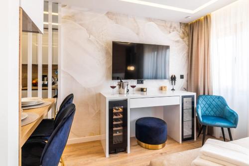 Zimmer mit einem Schreibtisch mit Stühlen und einem Weinkeller in der Unterkunft Sky Residence Split in Split