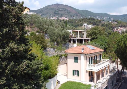 uma vista aérea de uma casa com uma montanha em Holiday Rooms La Campagnetta em Alassio