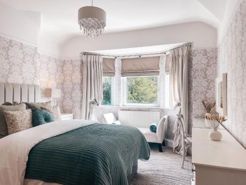 Un pat sau paturi într-o cameră la Beechwood Park by Solace Stays