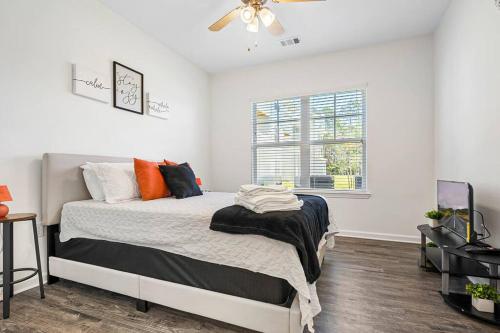 a bedroom with a bed and a ceiling fan at Tranquil Serenity - Exchange at Orange Park in Jacksonville