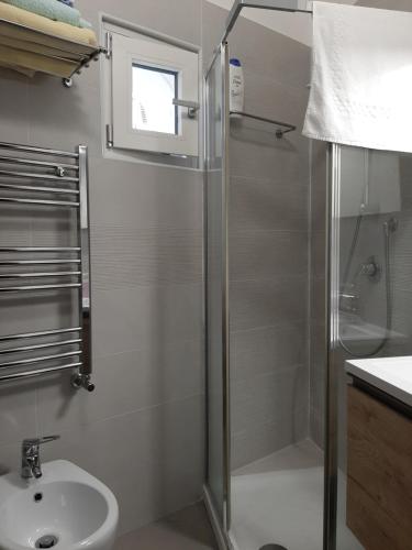 uma casa de banho com um chuveiro e um lavatório. em Casa Ricordi em Vietri