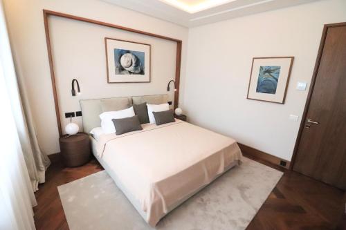 um quarto com uma cama num quarto branco em Luxury One bedroom apartment Elena Porto Montenegro em Tivat