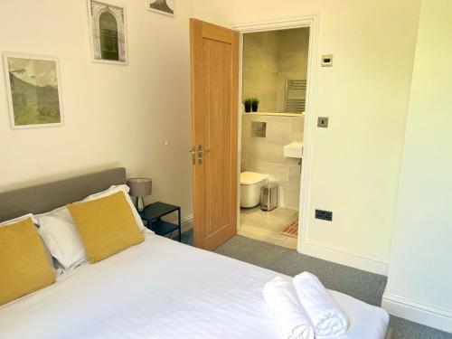 En eller flere senger på et rom på Stunning 2 Bed 2 Bath Luxury London Apartment!