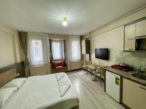 um quarto de hotel com uma cama grande e um lavatório em Dizayn Residence em Istambul