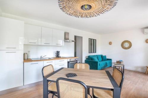 une cuisine et une salle à manger avec une table et des chaises dans l'établissement Joli Cocon au Coeur de Cassis, à Cassis