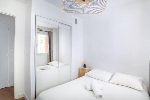 Postel nebo postele na pokoji v ubytování Joli Cocon au Coeur de Cassis