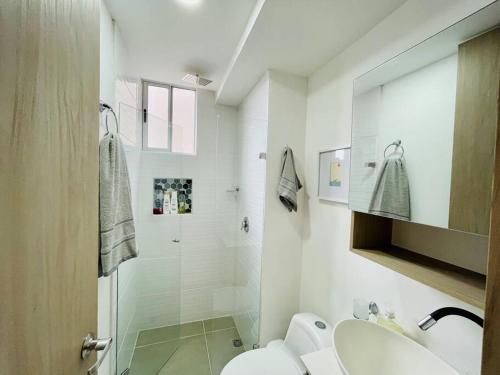 a white bathroom with a sink and a shower at Espectacular apartamento 200MB Wi-Fi, cerca al aeropuerto JMC in Marinilla