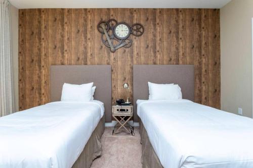 two beds sitting next to each other in a room at Modern and Luxury 4 suites close to Disney 7544 in Orlando